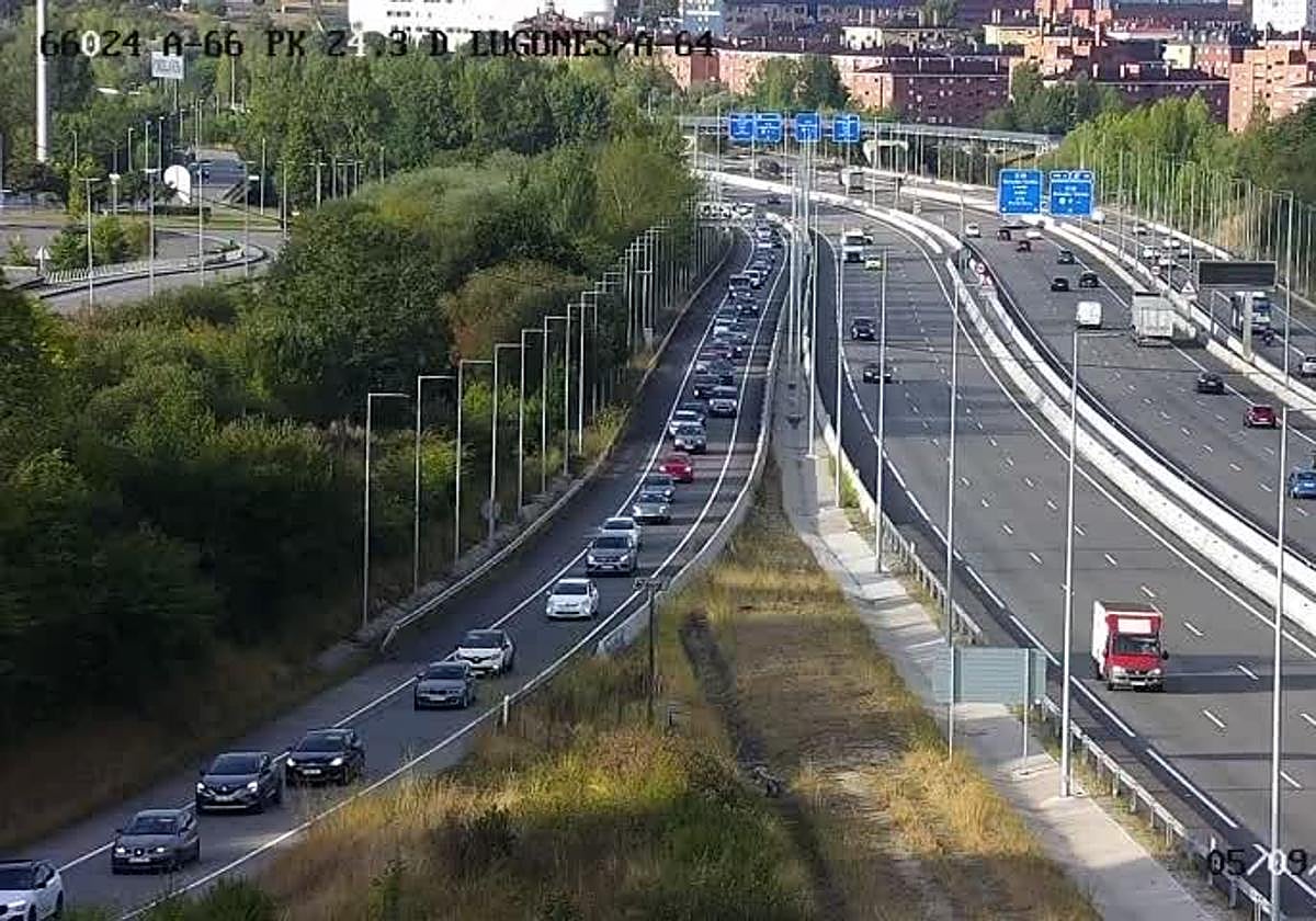 Vista del atasco en la A-64 desde una de las cámaras de la DGT.