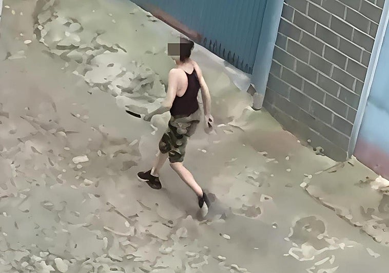 La mujer, con el cuchillo en la mano.