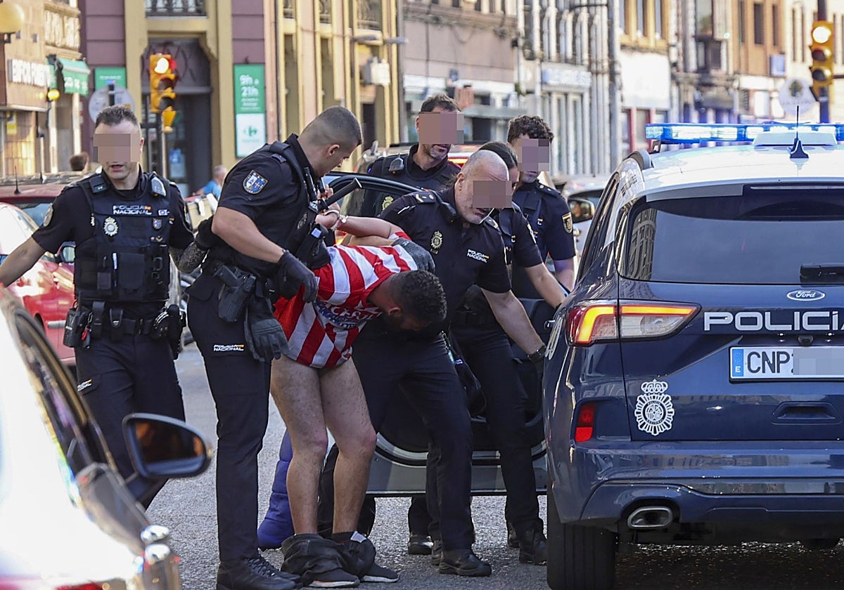 Amplio despliegue policial para detener al individuo en Fomento, en Gijón.