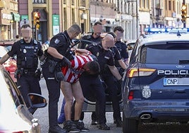 Amplio despliegue policial para detener al individuo en Fomento, en Gijón.