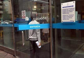 Entrada a los juzgados en Oviedo.