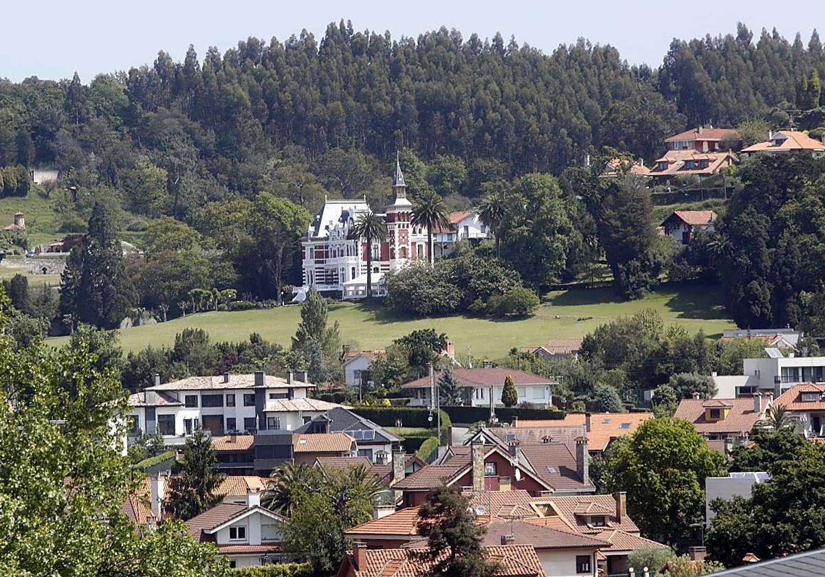 La finca Bauer de Somió, en Gijón, presidida por el edificio de Villa Concepción.