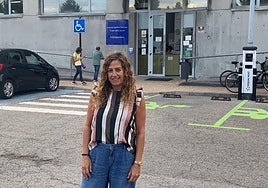 La edil Graciela Velasco, ante el polideportivo de Lugones.