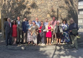 Miembros de Langreanos en el Mundo, los premiados y sus familias, en la sede de la asociación, en La Torre de la Quintana en Ciaño.
