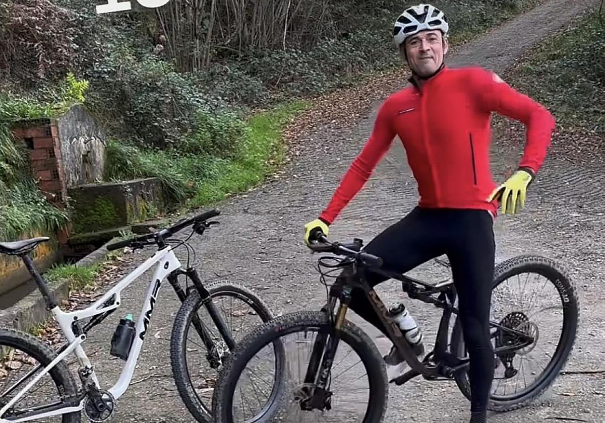 Luis Enrique, en bicicleta en una de sus salidas en Asturias.