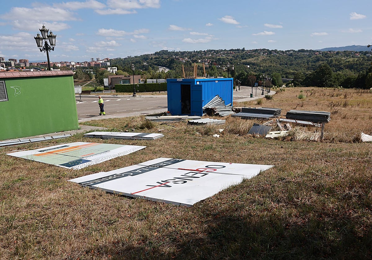 Los operarios de la empresa Ogensa ya han instalado casetas de obras y trasladado material a la parcela donde se construirá el Colegio de Educación Especial de Montecerrao.