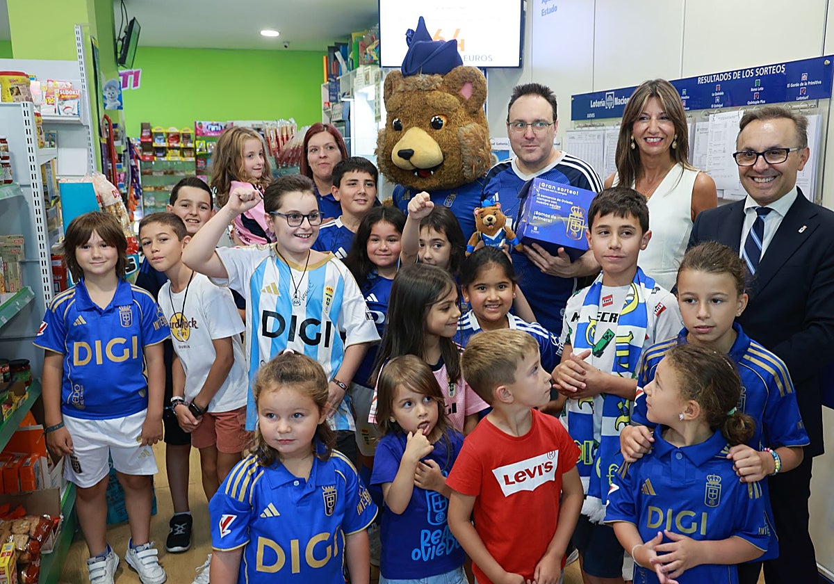 La concejala Leticia González, el consejero del Real Oviedo Fernando Corral junto a los niños y Garra.