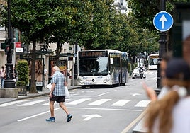 Un autobús de TUA, en Uría.