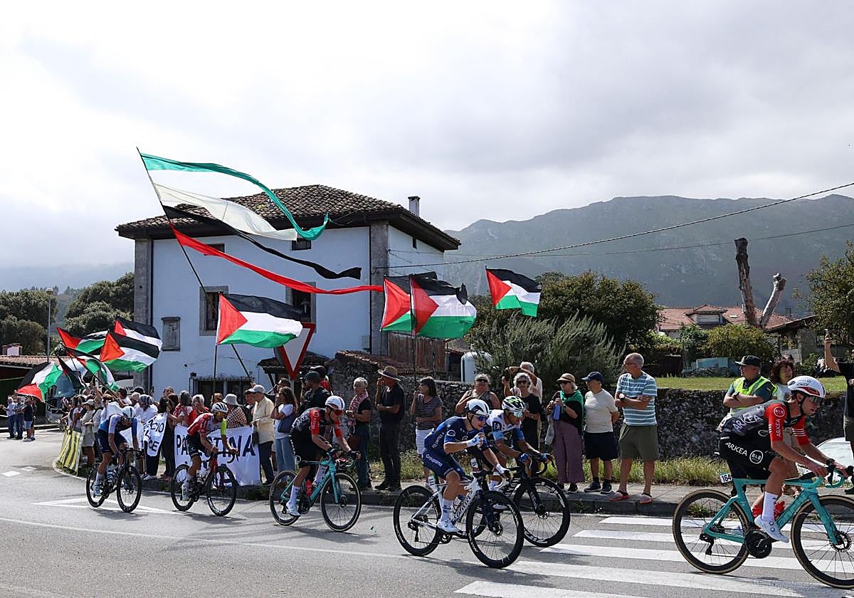 Protesta contra la presencia del equipo Israel-Premier Tech en La Vuelta, en la etapa de este viernes, que llegará a Asturias.