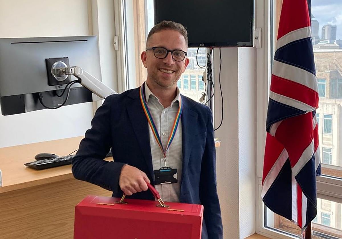 Luis posa con la cartera del ministro de Energía británico.