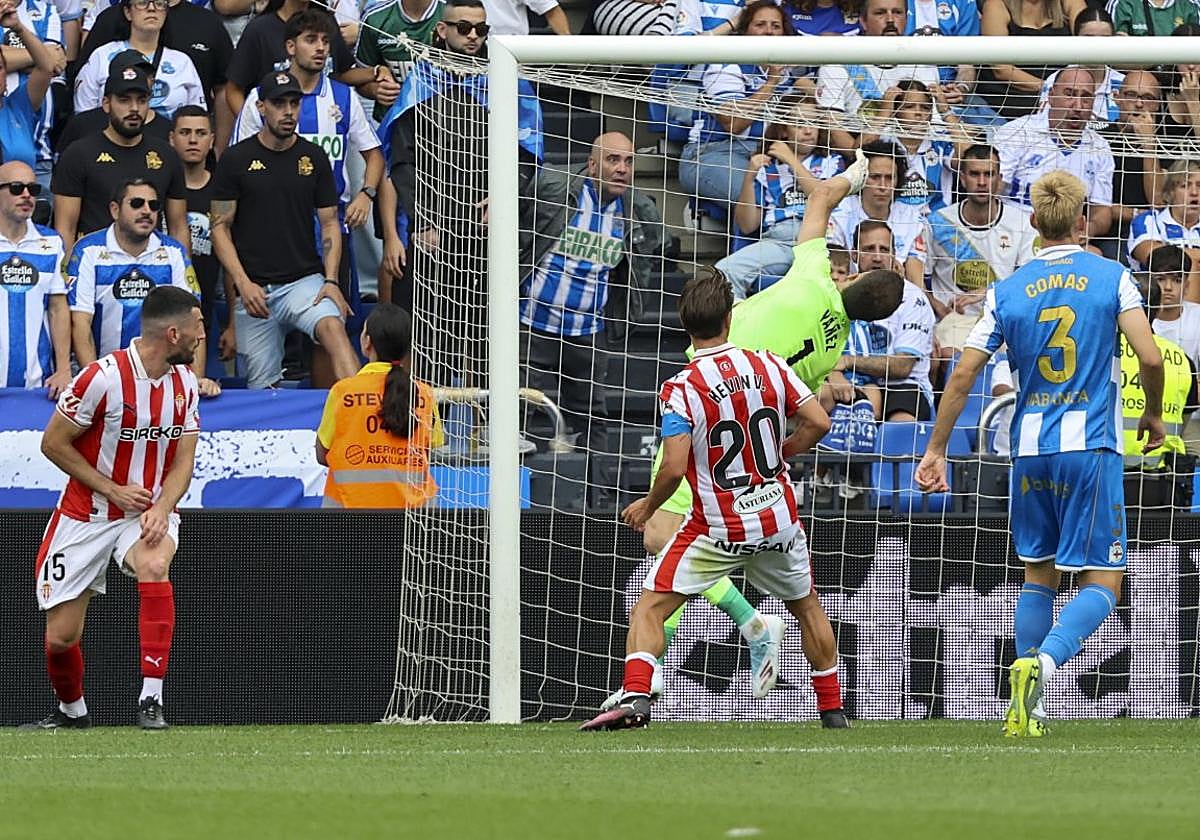 El guardameta Yáñez se estira en vano para detener el remate, casi con el tiempo cumplido, de Barcia, que le dio la victoria al Deportivo.
