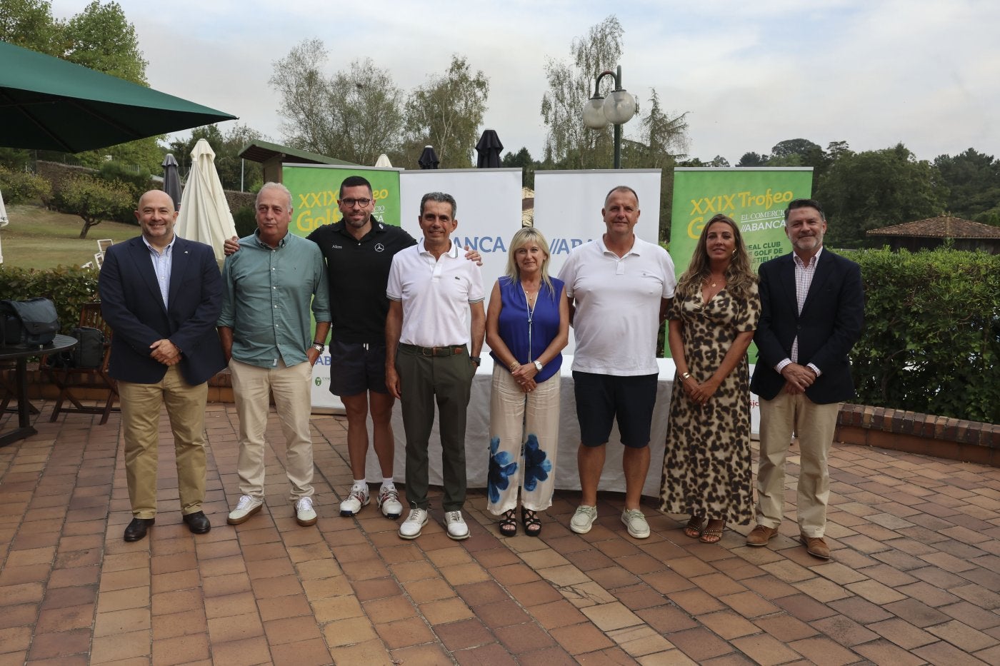 La tradicional foto de familia con los ganadores al término de la competición, en el campo de La Barganiza.
