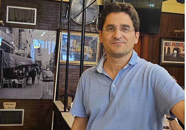 Pablo Fernández, segunda generación de la Cafetería El Cisne Negro.