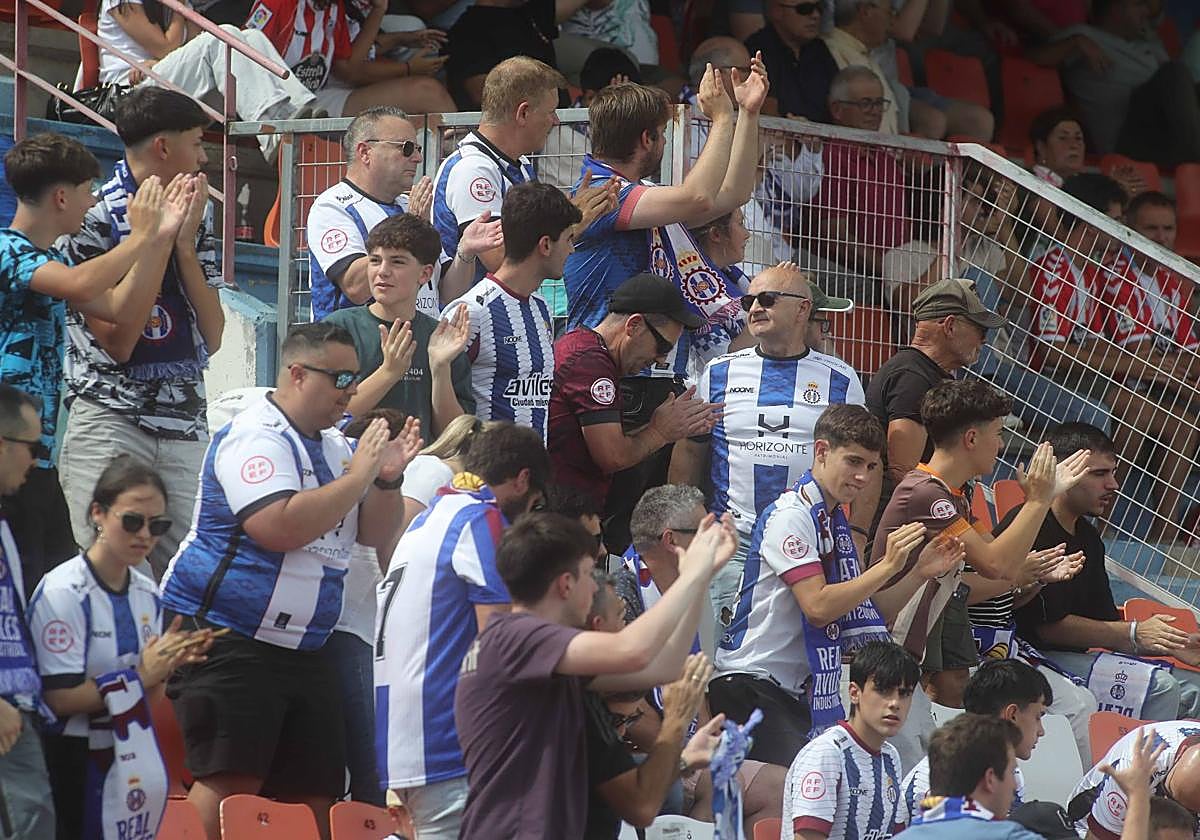 Aficionados de todas las edades aplauden al equipo en el Anxo Carro.