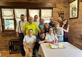 Consuelo García celebrando su cumpleaños, este sábado, y rodeada de su familia.