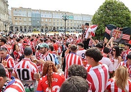 La 'Mareona' se despliega ya por el centro de La Coruña en apoyo al Sporting de Gijón