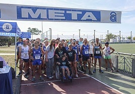 El pequeño Javi, con su familia, en la meta de la carrera.