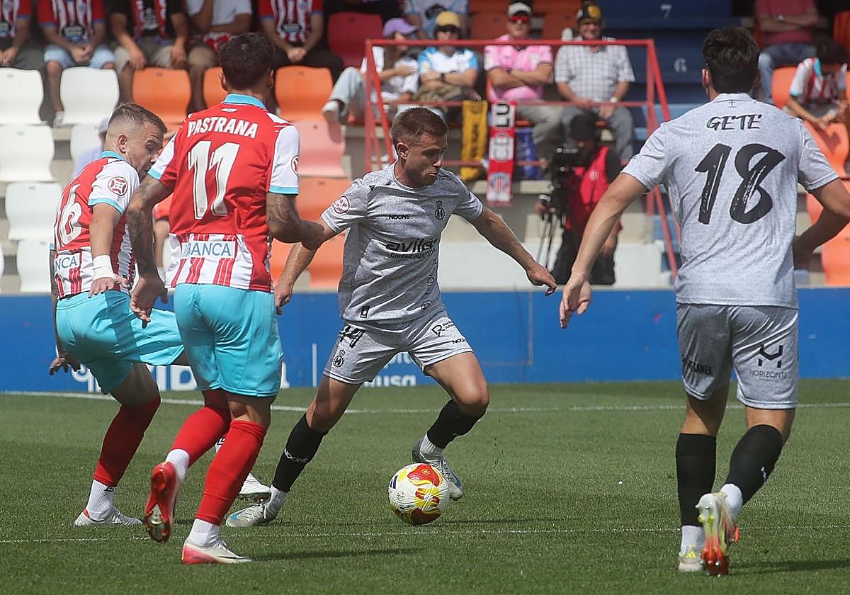 Cayarga busca apoyos presionado por el central del Lugo José Amo.