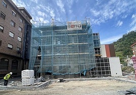 La fachada principal, en fase de urbanización y a la espera de recuperar el frontal del teatro Virginia.