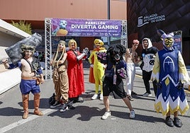 Grupo con diferentes cosplays de personajes de anime.