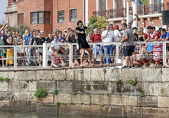 La tradicional cucaña volvió a Cimavilla