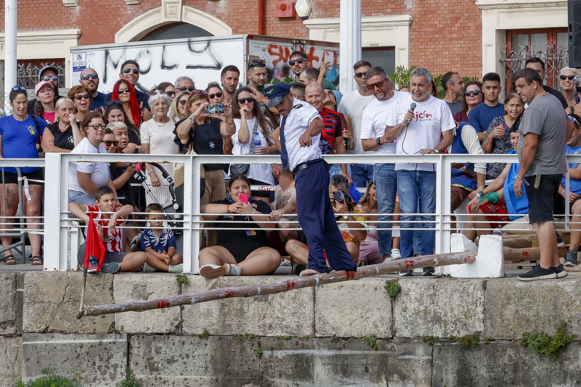 La tradicional cucaña volvió a Cimavilla
