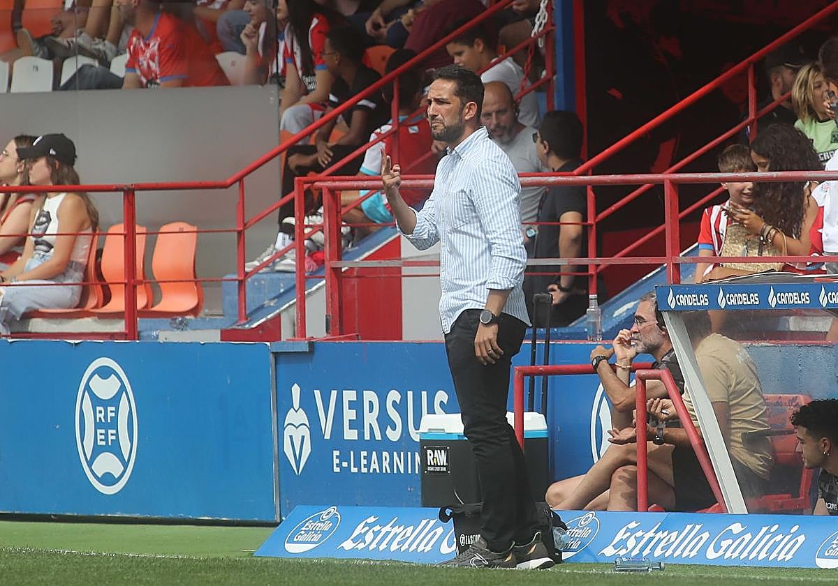 Dani Vidal, entrenador del Real Avilés, realiza indicaciones.