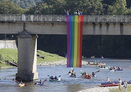 Gran despliegue de la bandera LGTBIQ+ en una pasada edición de la Romería Cuir.