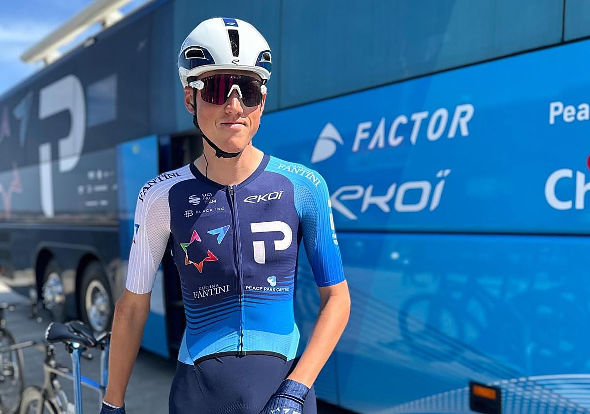 Uno de los corredores del equipo israelí, con el nuevo maillot.