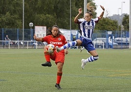 Shara trata de arrebatarle el balón en una posición acrobática a una jugadora del Burgos.