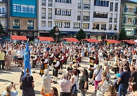 Entrada de la Banda de Gaitas El Centru, del Centro Asturiano de Madrid, a la plaza del Ayuntamiento, en la Fiesta de la Sidra