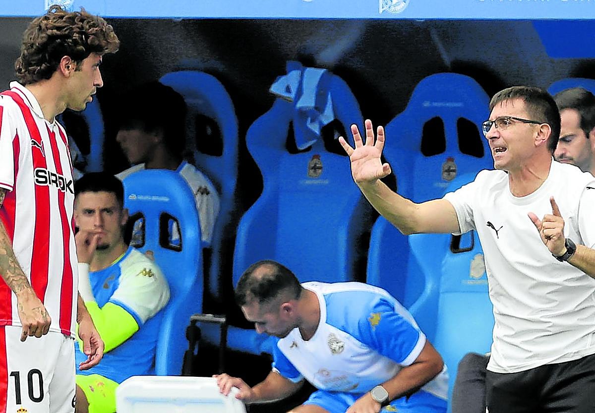 El titular del banquillo del Sporting da indicaciones durante el encuentro en Riazor.