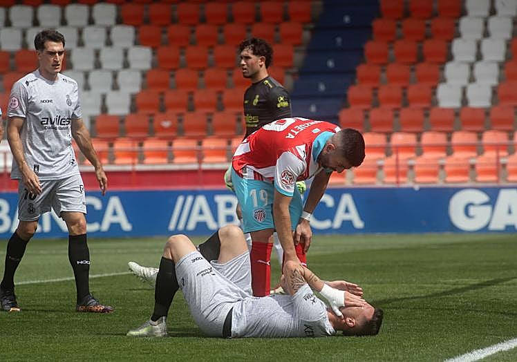 Kevin Bautista, de nuevo titular, se queja de un golpe en la cara.