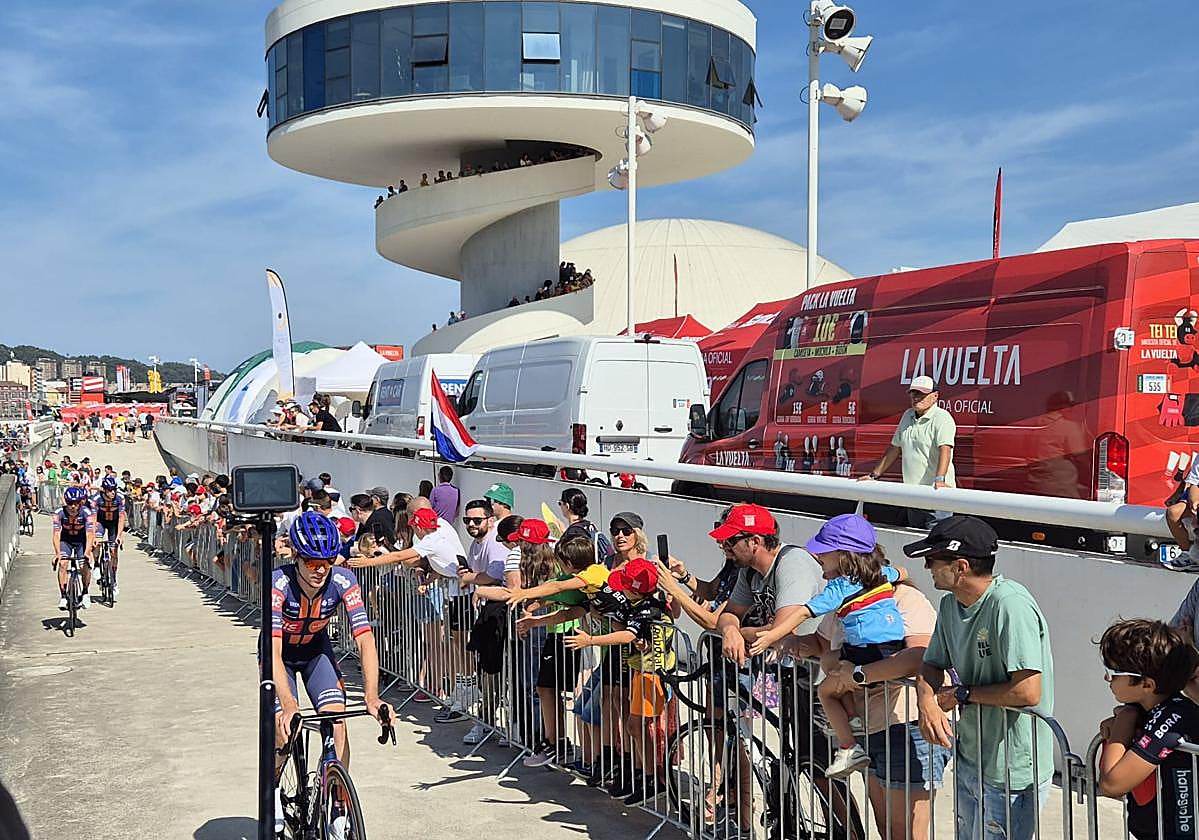 Avilés, punto de partida de la etapa 14 hacia La Farrapona, con banderas palestinas en protesta de la participación del equipo israelí.