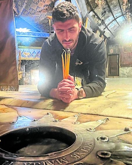 Rezo en el lugar donde nació Jesús de Nazaret, según la tradición.