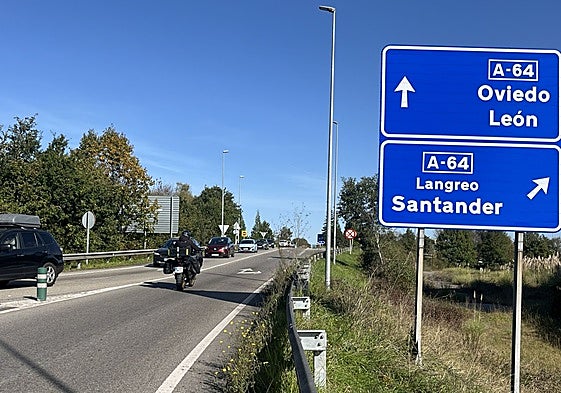 Vial entre los nudos de acceso al centro comercial Parque Principado desde la autovía A-64.