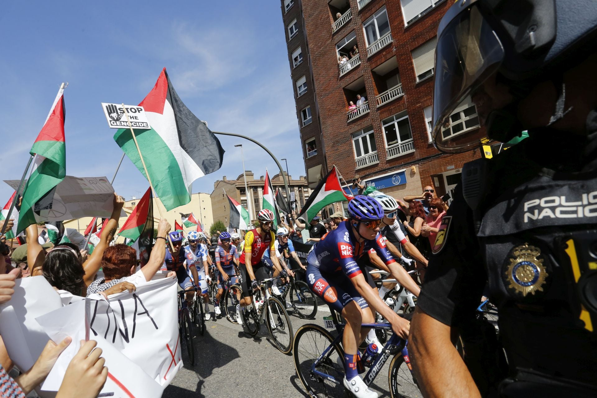 Nuevas protestas en Avilés a favor de Palestina en la demicuarta etapa de La Vuelta