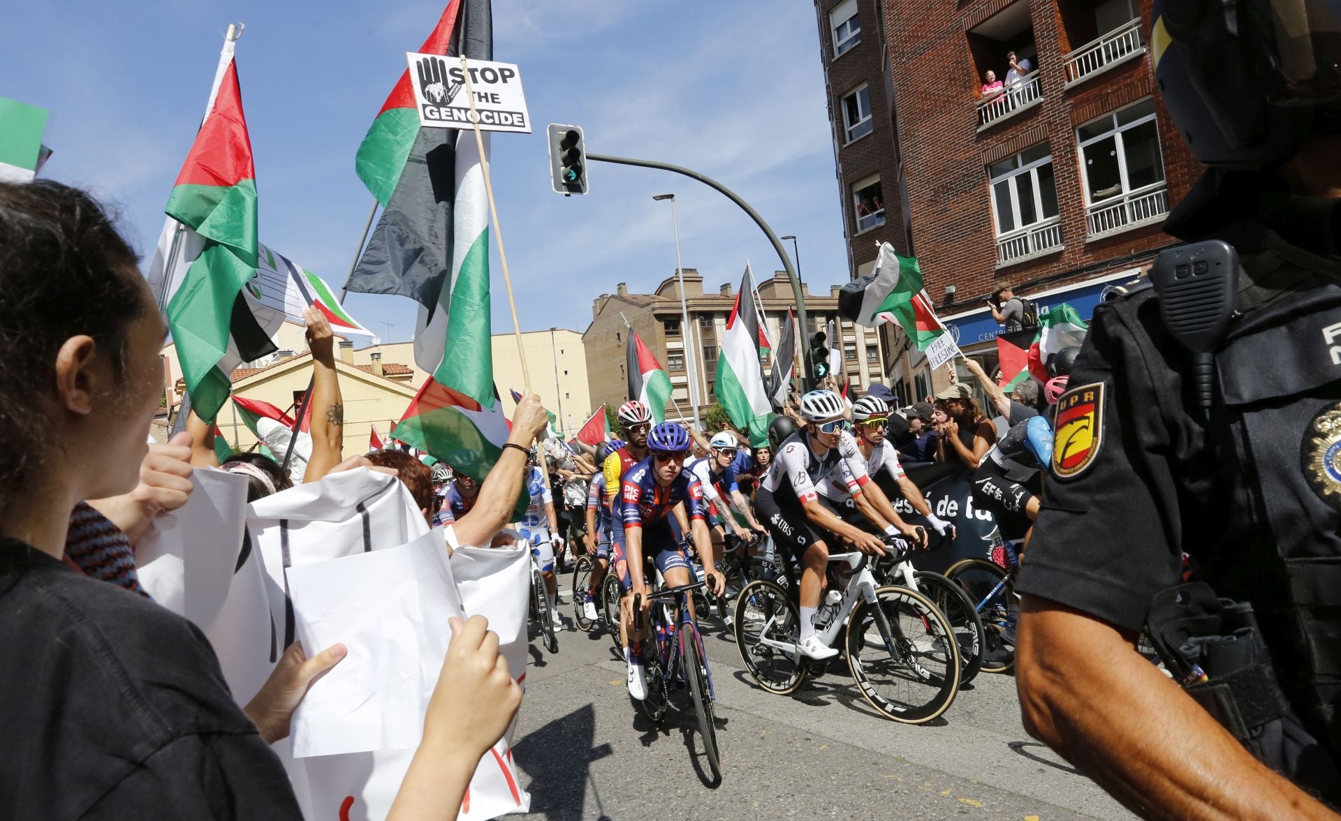 Nuevas protestas en Avilés a favor de Palestina en la demicuarta etapa de La Vuelta