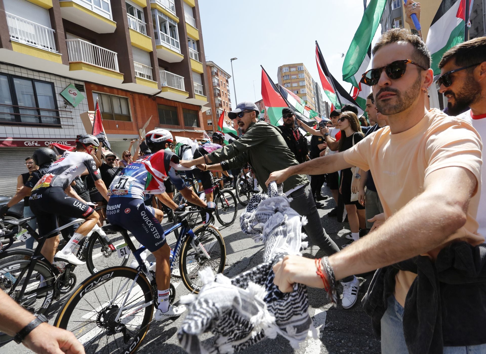 Nuevas protestas en Avilés a favor de Palestina en la demicuarta etapa de La Vuelta