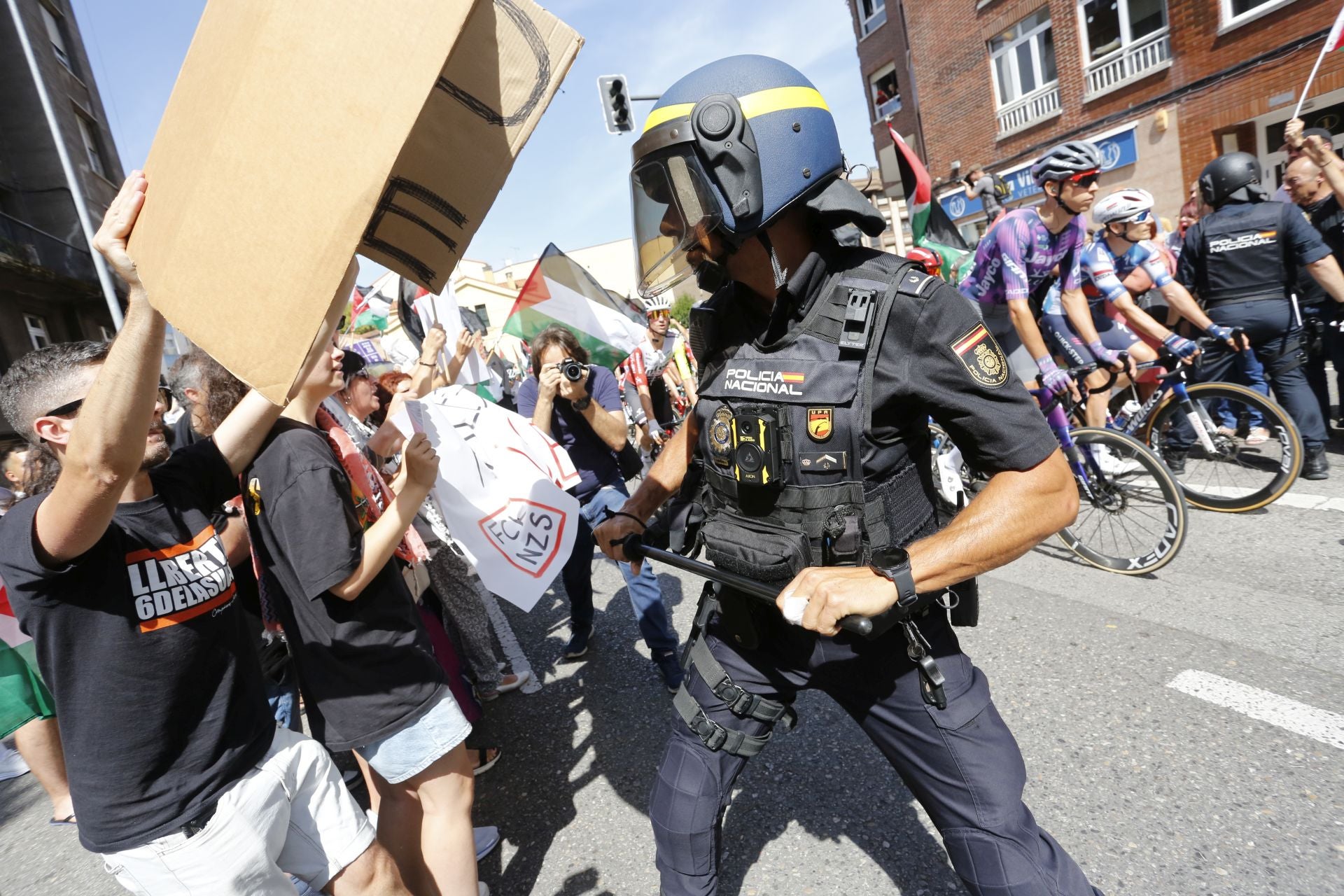 Nuevas protestas en Avilés a favor de Palestina en la demicuarta etapa de La Vuelta