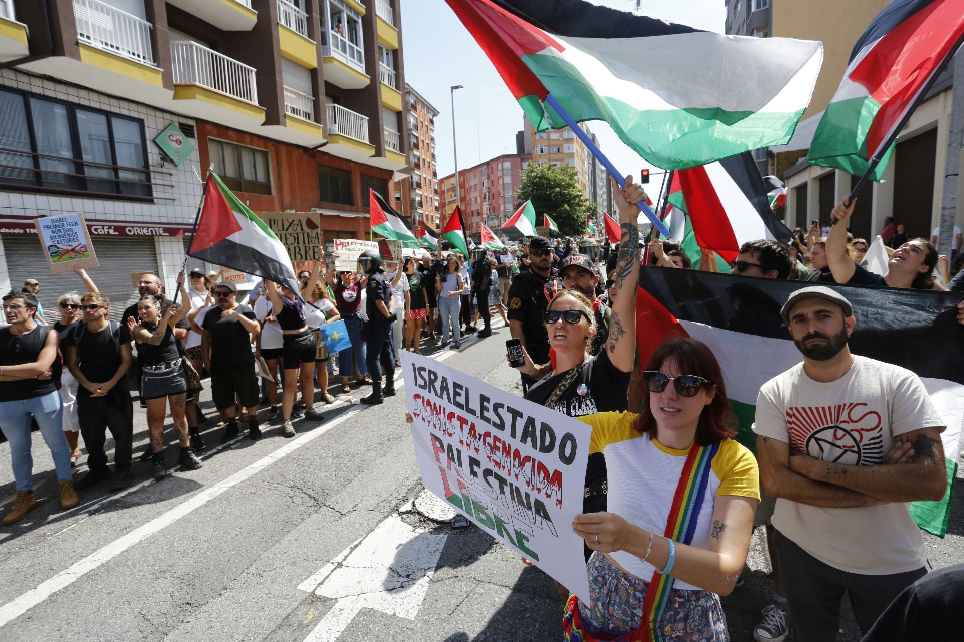 Nuevas protestas en Avilés a favor de Palestina en la demicuarta etapa de La Vuelta