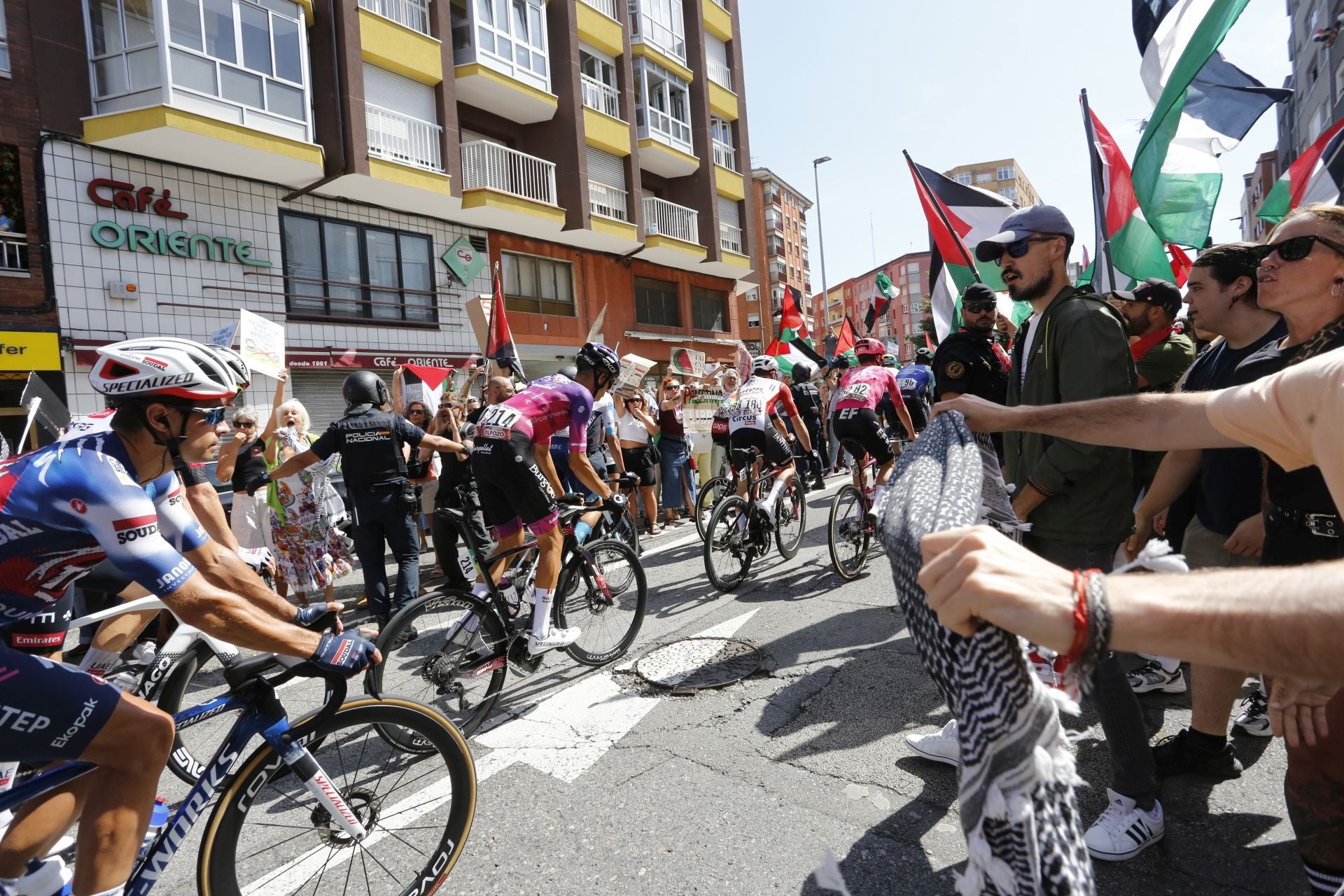 Nuevas protestas en Avilés a favor de Palestina en la demicuarta etapa de La Vuelta