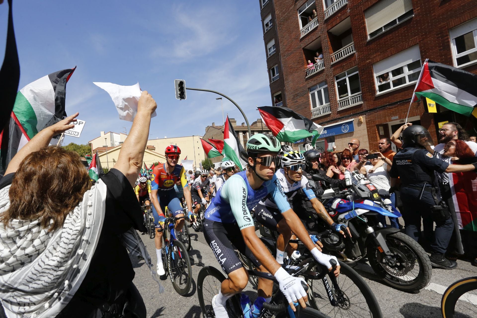 Nuevas protestas en Avilés a favor de Palestina en la demicuarta etapa de La Vuelta