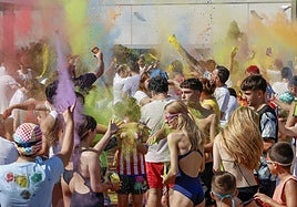 El Santa Olaya se llena de color en una multitudinaria y juvenil 'holi party'
