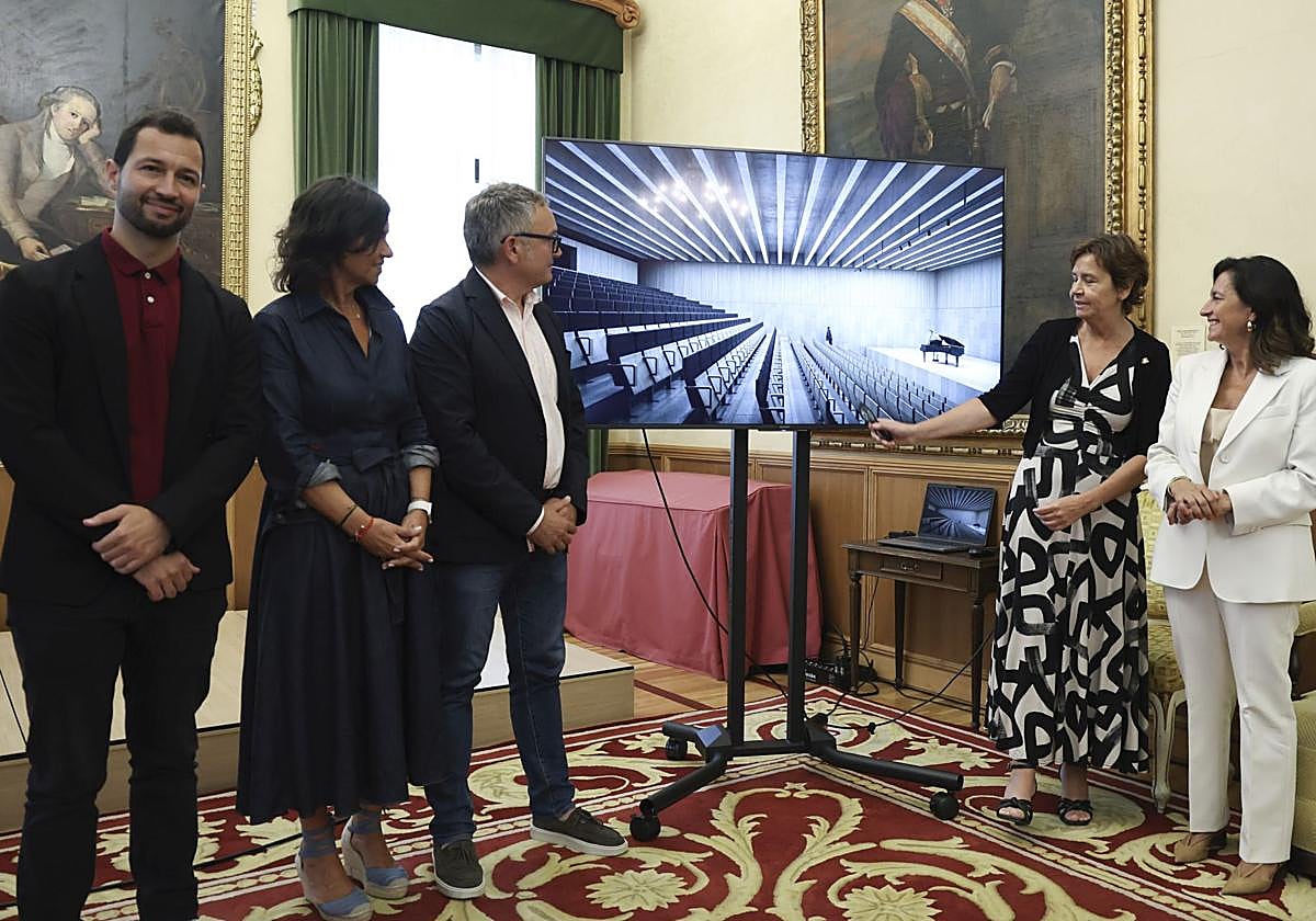 La alcaldesa, Carmen Moriyón; el concejal de Infraestructuras Urbanas y Rurales, Gilberto Villoria, y la concejala de Cultura, Museos e Industrias Creativas, Montserrat López Moro, ofrecen una rueda de prensa sobre Tabacalera.