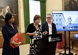 La alcaldesa, Carmen Moriyón; el concejal de Infraestructuras Urbanas y Rurales, Gilberto Villoria, y la concejala de Cultura, Museos e Industrias Creativas, Montserrat López Moro, ofrecen una rueda de prensa sobre Tabacalera.