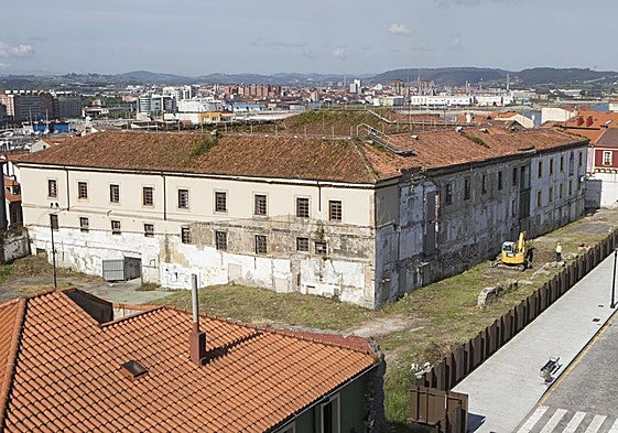 Vista del edificio de Tabacalera en 2016 antes del inicio de las obras de consolidación.