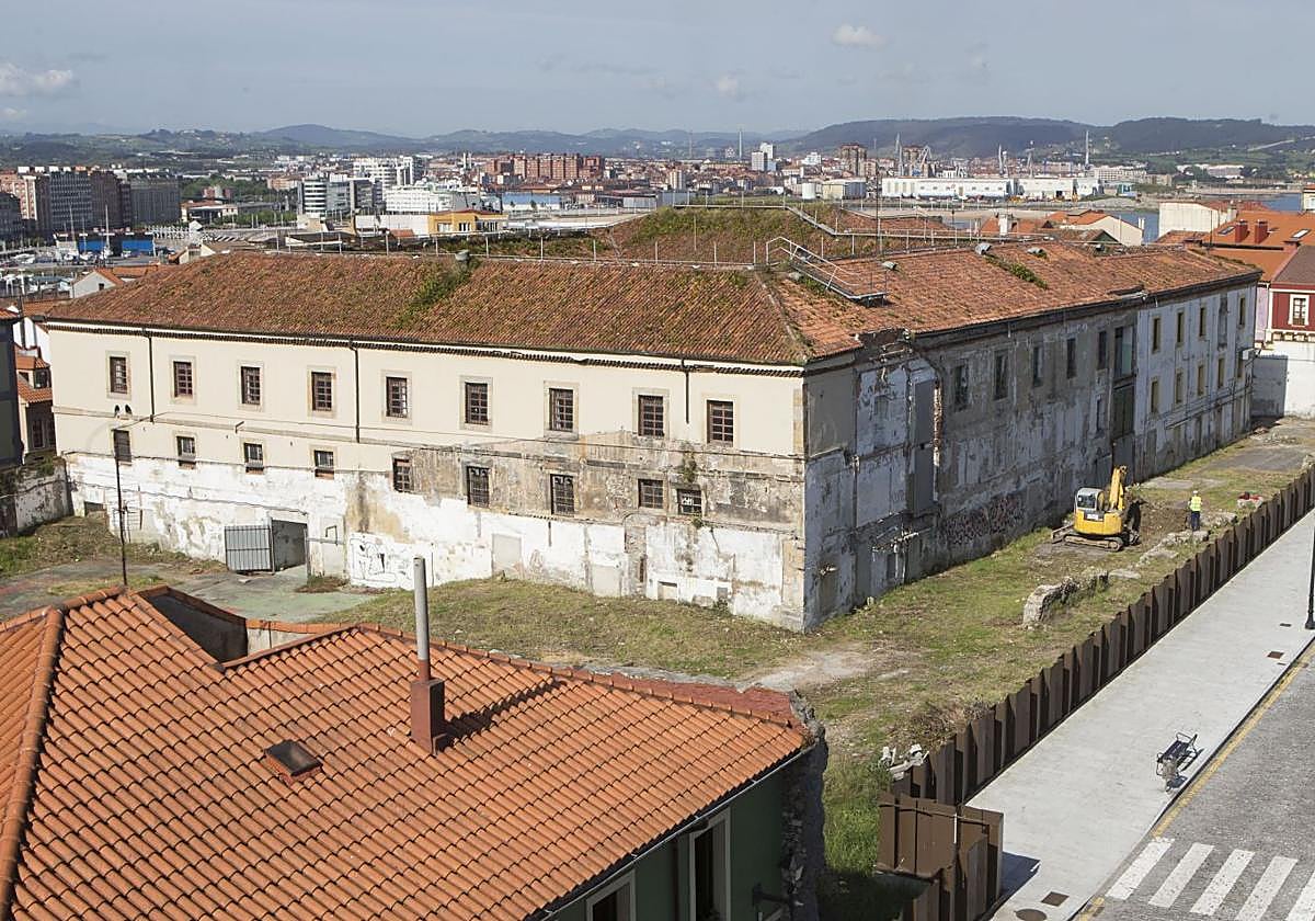 Vista del edificio de Tabacalera en 2016 antes del inicio de las obras de consolidación.
