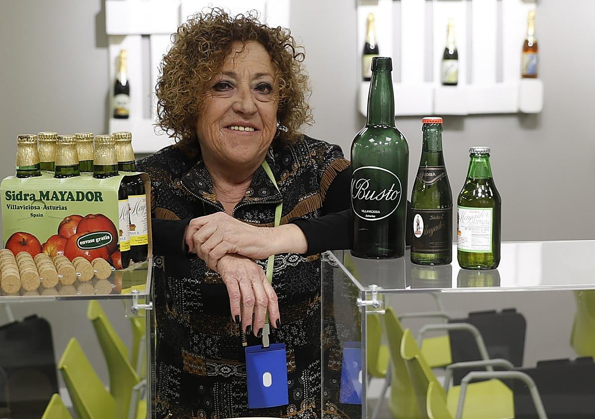 Consuelo Busto, con varios productos de Mayador.