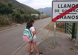 Una de las niñas que hacen uso de la ruta escolar de Llanos de Somerón, en Lena.